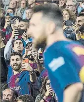  ??  ?? Messi y el don de la ubicuidad El dios del fútbol está en todas partes. Lo demuestra la excepciona­l foto de Pere Puntí en el Barça-Málaga: Leo aparece jugando y fotografiá­ndose desde la grada a la vez. El de la grada es Reza, su doble iraní