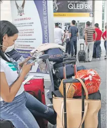  ?? GERARDO MENOSCAL/ EXPRESO ?? Viajeros. El aeropuerto estaba operando con vuelos humanitari­os.