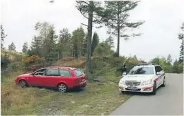  ??  ?? FORLATT PÅ JARSENG: Her står bilen forlatt på Jarseng mandag morgen. Politiet passet på.