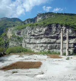  ??  ?? Demolizion­i Le ciminiere simbolo dell’area potrebbero essere abbattute