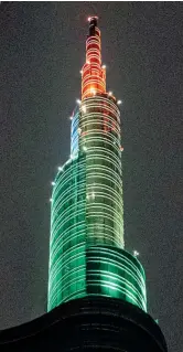  ??  ?? La torre I colori della bandiera italiana hanno illuminato il grattaciel­o Unicredit a Milano