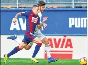  ??  ?? Eibar’s defender Paulo Oliveira (L) vies with Real Madrid’s midfielder Marco Asensio during the Spanish league match