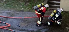  ?? Les stagiaires se sont exercés sur un dégagement de fumée.(Photo
Jo. B.) ??