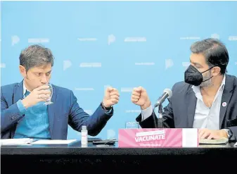  ?? GPBA ?? El gobernador Axel Kicillof, el jueves, con Carlos Bianco sentado a su lado