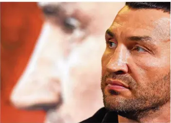  ?? FOTO: RAIN/DPA ?? Aus und vorbei, es bleibt nur noch der Blick zurück: Der Ukrainer Wladimir Klitschko, einer der größten Schwergewi­chtsboxer der bisherigen Geschichte, hat seine Karriere gestern beendet.