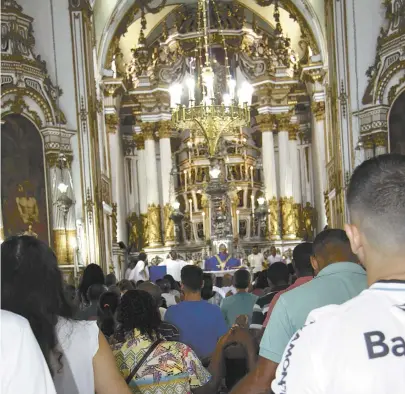  ??  ?? Fiéis participam de celebração na Colina Sagrada; muitos foram agradecer e renovar os votos para 2018