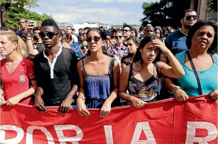  ?? PHOTO: GETTY IMAGES ?? Cuban students sing the national anthem as they mourn the death of Revolution leader Fidel Castro, at the University of Havana.