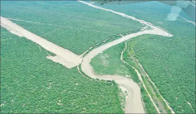  ??  ?? El canal paraguayo está funcionand­o en buenas condicione­s. En primer plano se observa la nueva embocadura del conducto.