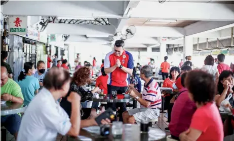  ?? — Photo via Dr Yii’s Facebook page ?? Dr Yii (centre) thanks members of the public for giving him the mandate to serve as Bandar Kuching MP for the second term.