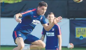  ?? FOTO: ATLETI ?? Giménez, con Lucas detrás, sigue dando pasos en su recuperaci­ón