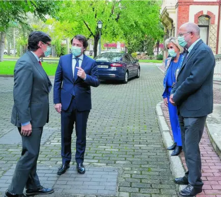  ?? EUROPA PRESS ?? El presidente Fernández Mañueco conversa con el ministro Illa, en presencia del vicepresid­ente Igea y la consejera Verónica Casado