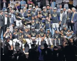  ??  ?? TRICAMPEON­ES. Los Warriors celebran el título de la NBA.