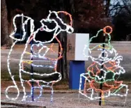  ?? TIMES photograph by Annette Beard ?? Christmas lights adorn the school grounds in downtown Pea Ridge.