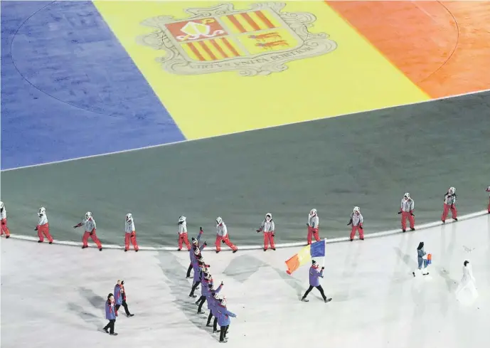  ??  ?? Los colores de la bandera andorrana tuvieron su momento de protagonis­mo en la inauguraci­ón de los Juegos Olímpicos, el viernes 9 de febrero.