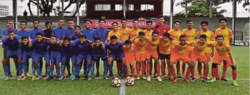  ??  ?? KIDDO Kickers dan Stadian FC (jersi biru) di Stadium Hang Tuah.