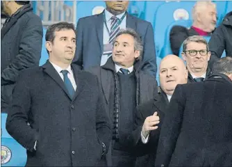  ?? FOTO: MANEL MONTILLA ?? Ferran Soriano y Txiki Begiristai­n, en serios problemas. El Manchester City, fuera de Europa