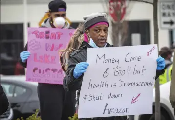  ?? BEBETO MATTHEWS — THE ASSOCIATED PRESS ?? Amazon employees from Staten Island, N.Y., protest working conditions they fear could spread the coronaviru­s.