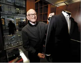  ?? (Photo Dylan Meiffret) ?? Après 45 ans dans la rue de la Liberté, Jacky Toledano, fer de lance de la marque allemande Hugo Boss, a vendu son affaire. Un accessoiri­ste va le remplacer.