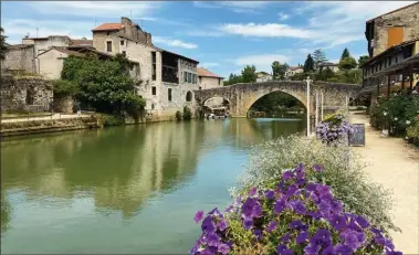  ??  ?? Le Pont-Vieux de Nérac est un symbole de la ville qu’il sépare en deux, avec le Petit Nérac sur la rive droite.