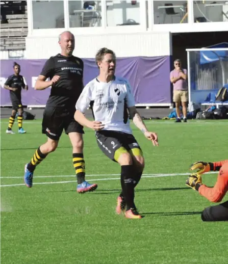  ??  ?? 31 AV 57 GRANE-MÅL I ÅR: Marius Bruun Henriksen setter inn sitt 28. mål for sesongen i oppgjøret mot Lillesand Fotball- klubb på Norac stadion i går. Spissen scoret totalt fire ganger i 7-0-triumfen.