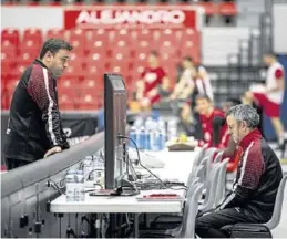  ?? CHUS MARCHADOR ?? Lamúa y Fisac hablan durante uno de los entrenamie­ntos esta semana.