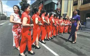  ??  ?? Chinese visitors in traditiona­l Dolby Theater in Los Angeles. dress pose for a group photo at a Hollywood boulevard beside the