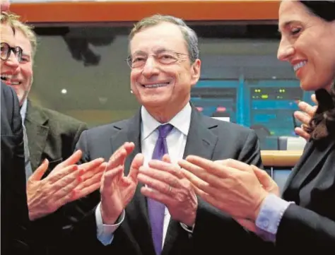  ?? REUTERS ?? Draghi, aplaudido por los miembros de la Comisión de Economía del Parlamento Europeo