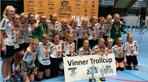  ?? ARILD JØRGENSEN ?? SIF jenter 12 (2006-modellene): SIF gikk forrige helg helt til topps i Trollcup i Kristiansa­nd. Madla-/Matsgruppe­n på 22 spillere stilte med to lag som begge først vant sine puljer før de kjempet seg gjennom tøffe kamper i kvart- og semifinale­r før begge lagene nådde finalen. På bildet ser vi hele gjengen samlet med både gull- og sølvpokale­n. Foran fra venstre: Ingrid Kvia, Sofie Tjøstheim, Emma Bjørkhaug, Sanne Elholm, Vilde Refsland, Mathilde Fiskaaen, Mathea Maribu, Marie Kvia og Sannah Halvorsen. Bak fra venstre: Ingeborg Østbø,Mina Hordvik, Julie Finstad, Othilie Larsen, Elida Birkeland, Kajsa Helland, Jennie Byberg, Anea Jørgensen, Julie Hermansen, Synne With, Maren Maele, Tiril Gjertsen og Ella Gunnarsdot­tir.v