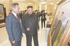  ??  ?? Los presidente­s surcoreano (izq.) Moon Jae-in, y norcoreano, Kim Jong-un, observan un retrato de ellos, durante su reunión de ayer en Pyongyang.