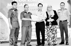  ??  ?? Lee (third right) presenting a memento to Mohammad Tajul witnessed by (from left) Bomba Miri zone leader Mohd Nazmi Nawang, Miri Resident Sherrina Husaini and Civil Defence Force (APM) Miri officer Capt (PA) Mohd Hazle Shah Abdul Hamid.