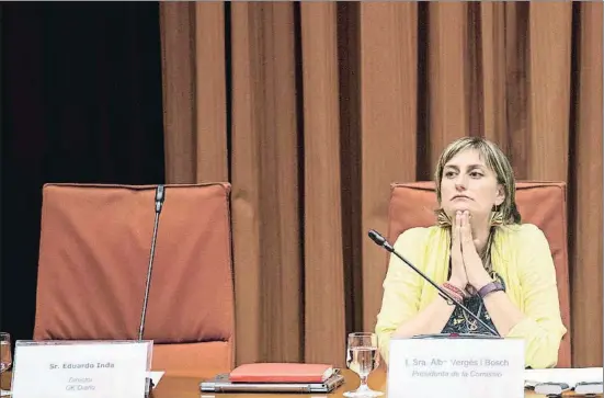  ?? MARTA PEREZ / EFE ?? La presidenta de la comissió sobre l’operació Catalunya, Alba Vergés, espera en va l’arribada del periodista Eduardo Inda