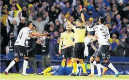  ?? AGUSTIN MARCARIAN/REUTERS ?? Cantillo recebe o vermelho e deixa o Corinthian­s com dez jogadores