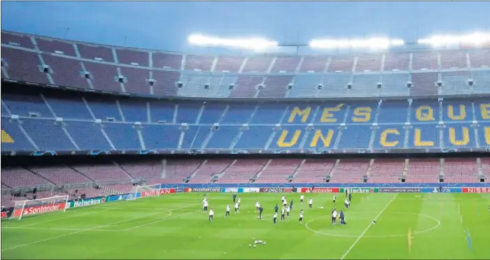  ??  ?? El Paris Saint-Germain se entrena en las instalacio­nes del Camp Nou, escenario del partido de hoy contra el Barcelona.