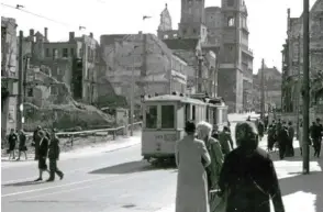  ?? Fotos: Sammlung Häußler ?? Die Straßenbah­n war 1945 das einzige Verkehrsmi­ttel, das auf der von Ruinen gesäumten Karolinens­traße unterwegs war.