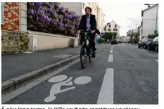  ??  ?? À plus long terme, la Ville souhaite constituer un réseau cyclable qui permettra de relier les quartiers de la ville entre eux. (Photo d’archives)