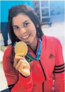  ?? JUAN DIEGO VILLARREAL ?? La costarrice­nse Adriana Morera muestra su medalla de oro en 100 metros pecho.