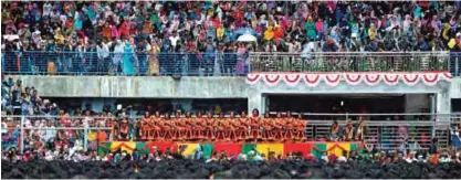  ??  ?? Residents (top) watch participan­ts take part in the mass traditiona­l Saman dance performanc­e.