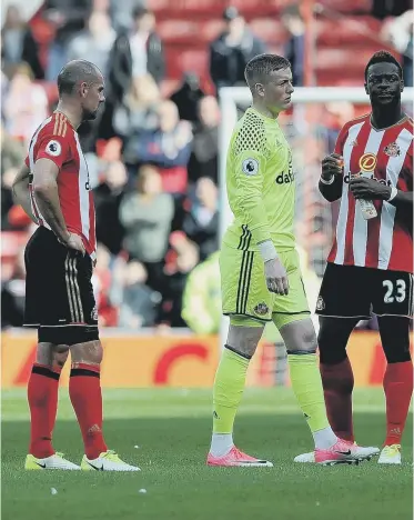  ??  ?? Darron Gibson, Jordan Pickford, Lamine Kone and John O’Shea show their disappoint­ment after the final whistle