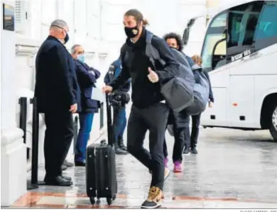  ?? ÁLVARO CABRERA / EFE ?? Sergio Ramos y el resto de la expedición del Madrid, a la llegada ayer al hotel de concentrac­ión en Málaga.