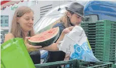  ?? FOTO: ANNE JETHON ?? Michaela Nohejlova und Marco Janoschka wollen ein Zeichen gegen Verschwend­ung setzen.