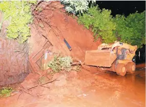  ??  ?? Emergencia­s. Protección Civil reportó derrumbes de piedras y tierra en diferentes puntos, así como desbordami­ento de unos ríos.