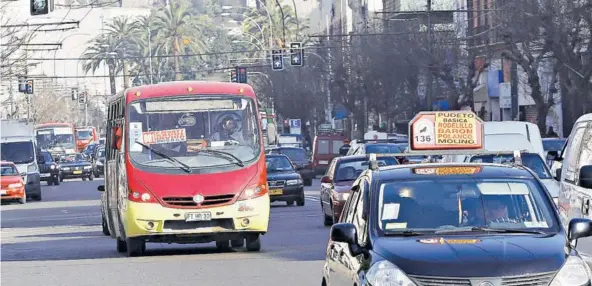  ??  ?? ► El transporte público de la Región de Valparaíso fue uno de los ejes analizados por el estudio.