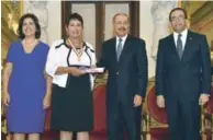  ??  ?? Magisterio. El presidente Danilo Medina y Andrés Navarro, ministro de Educación, reconocen trabajo realizan los maestros.