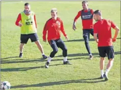  ??  ?? ENSAYO. Griezmann, ayer, entre Koke, Augusto y Gabi.