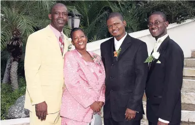  ?? CONTRIBUTE­D PHOTOS ?? Leighton (second right) with parents Luther and Maxine and brother Mario.