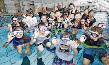  ?? RP-FOTO: JÖRG KNAPPE ?? Die Teilnehmer mit Leiter Dieter Mangen (hinten links) in voller Ausrüstung im Wasser. Der 73 erläuterte den Kindern und Jugendlich­en die Gefahren im Schwimmbad und im offenen Meer.