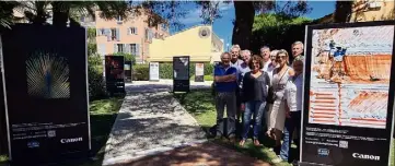  ?? (Photo P. P.) ?? Massimo Ambrosio, Isabelle Duran, Pierre Anselot, Italo et Chantal Miccoli, Alban Roy, Pierre Rivierre et Katherine Zammit, accueillis par la conservatr­ice de l’Annonciade, Séverine Berger, ont fait l’accrochage des photos dans les jardins du musée.