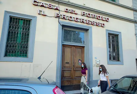  ?? (foto Santoni/Sestini) ?? La casa del popolo «Il Progresso» di via Vittorio Emanuele a Firenze, una delle 100 della provincia fiorentina che non hanno riaperto dopo la fine del lockdown