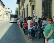  ??  ?? Tanta gente in attesa ieri alla fermata in via La PIra: su dieci bus in programma sono passate soltanto sei corse. e c’è anche chi è stato costretto a scendere