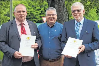  ?? FOTO: ?? Die geehrten Winfrid Fischer ( links) und Dieter Volz mit Bürgermeis­ter Gerhard Reichegger in der Mitte.